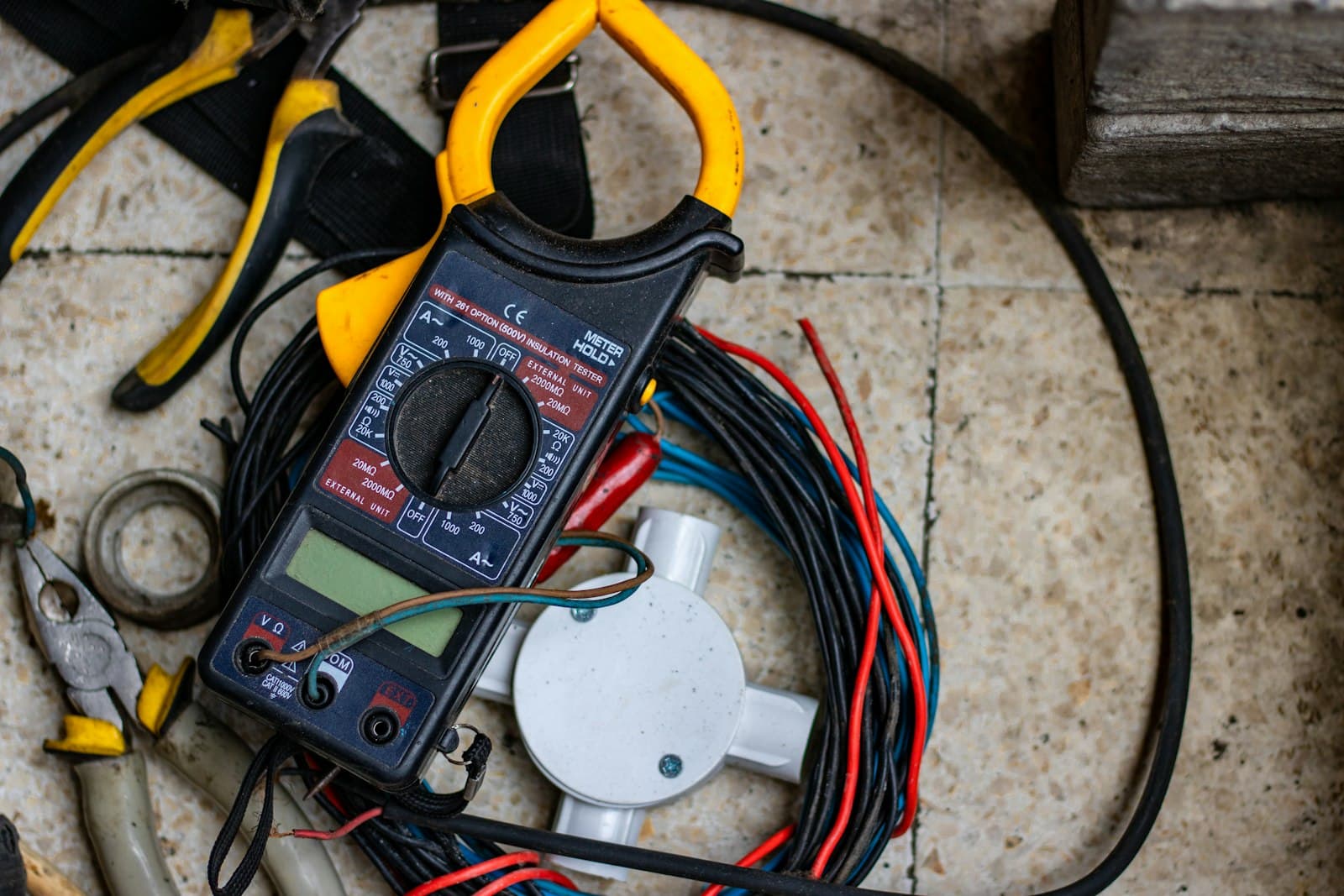 Meranie a hľadanie poruchy elektriny